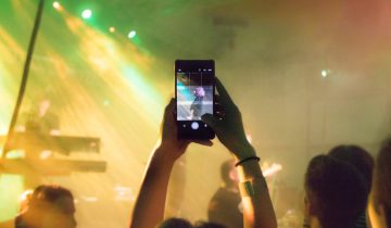 Live Stream là gì? Các chức năng có thể kiếm tiền từ Live Stream Live Stream là gì và các chức năng kiếm tiền từ Live Stream trong năm 2018.