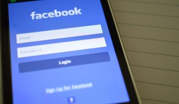 Hướng dẫn tạo quảng cáo trên Facebook từ A đến Z (Phần 2) Sau khi đã có một lượng lớn bạn bè cũng như người theo dõi trang Facebook cá nhân. Điều bạn cần chính là có cách bán hàng online trên Facebook hiệu quả nhất. Vậy cách bán hàng online trên Facebook là tốt nhất đối với trang các nhân thì mời bạn đọc tiếp. • Trước khi bán hàng bạn có thể đăng một status thông báo với mọi người là bạn đang chuẩn bị kinh doanh mặt hàng sản phẩm đó, nêu ra đặc điểm sản phẩm của bạn có gì nổi trội và cuối cùng là mong mọi người ủng hộ. • Tiếp theo bạn sẽ đăng hình các sản phẩm bạn muốn bán lên. Cần đâu tư hình ảnh chân thật nhưng không kém sự thu hút và chất lượng. Những chiếc điện thoại bây giờ sẽ dễ dàng giúp bạn có những con ảnh mà không cần đầu tư chụp bằng máy cơ. • Tuy nhiên, không đăng quá nhiều bài viết về bán hàng trong một ngày. Điều này dễ thấy ở những người bán quần áo và mỹ phẩm. Khi bạn đăng quá nhiều như vậy người ta sẽ thấy bị làm phiền và có thể bỏ theo dõi bạn hay thậm chí unfriend. • Xem kẽ giữa bài viết bán hàng là những bài viết chia sẻ kiến thức, thông tin. Vd: bạn bán mỹ phẩm thì có thể chia sẻ cách làm đẹp bằng sản phẩm thiên nhiên …. Điều này sẽ làm cho khách hàng thấy tin tưởng bạn hơn. Hãy là chuyên gia về mặt hàng bạn đang kinh doanh nhé. • Đối với kinh doanh online thì hình ảnh là rất quan trọng. Hình ảnh đẹp bắt mắt thì mới thu hút được khách hàng. Vì vậy hãy chăm chút cho mỗi bài đăng bán hàng của mình nhé. Sự tin tưởng bắt đầu từ tính chuyên nghiệp. Không chỉ là hình ảnh, nhưng chiếc video cũng sẽ giúp bạn tăng lượt tương tác rất tốt đấy nhé. • Hạn chế lấy hình có sẵn trên mạng. Hãy cố gắng tự chụp lấy sản phẩm của mình. Tuy nó không được đẹp lung linh nhưng bù lại những hình ảnh chân thực nhất và đặc biệt là nó không đụng hàng. Mình dám cá rằng với sản phẩm bạn đang bán đó thì có tới hơn một nữa người kinh doanh đang sử dụng hình có sẵn rồi. Sự khác biệt đến từ điều đơn giản nhất. • Nếu được thì với mỗi bài đăng hãy cố gắng làm seeding để tạo hiệu ứng và tin tưởng cho khách hàng. Đâu có ai muốn đi mua hàng ở một chỗ “vắng như chùa bà đanh” đúng không? • Chỉ như vậy thôi là bạn có thể bán được hàng rồi. Tuy nhiên để bán được nhiều thì bạn cần phải tạo cho khách hàng sự tin tưởng nữa. Với một số cách để tạo sự tin tưởng là: Đăng ảnh hậu trường chân thật từ mỗi lần bạn lấy đi hàng để tăng độ uy tín, các review cũng như feedback của khách hàng.... • Sử dụng Live Stream để bán hàng là một cách bán hàng online trên Facebook hiệu quả nhất mà hiện nay mọi shop kinh doanh đều sử dụng. Đây là một tính năng khá hữu ích giúp bạn tương tác với khách hàng ở thời gian thực. Hãy nghiên cứu nó xem sao nhé. Ngoài ra để kinh doanh thành công thì bạn phải còn dựa vào rất nhiều yếu tố như sản phẩm, cách bạn tư vấn – chăm sóc khách hàng … Tuy nhiên trên đây là những bước nền tảng và cách bán hàng online trên Facebook tối ưu nhất để công việc kinh doanh thành công. Vì vậy, bài viết bày tuy rất nhiều cách tốt ưu nhưng bạn cũng cần tham khảo và chọn lọc những cách phù hợp với bạn hay shop của bạn nhất nhé. Chúc các bạn thành công!!!