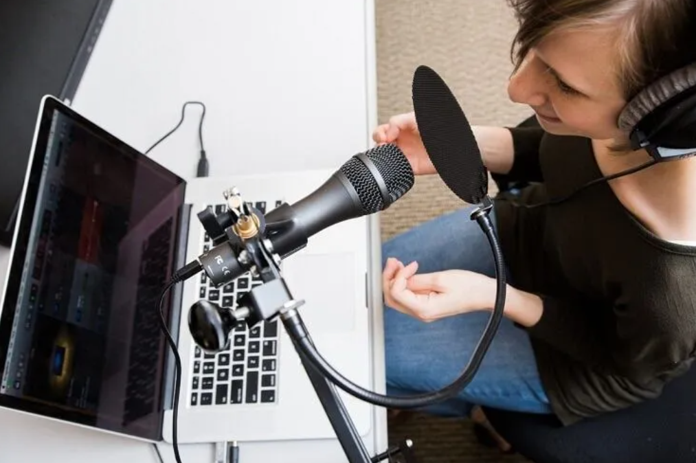 Storytelling / Investigative Podcasts