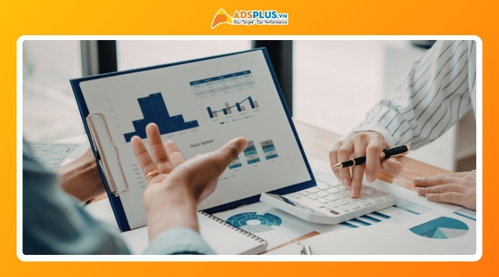 Bước 1: Khai thác dữ liệu và phân tích thị trường (Data-driven ideation)