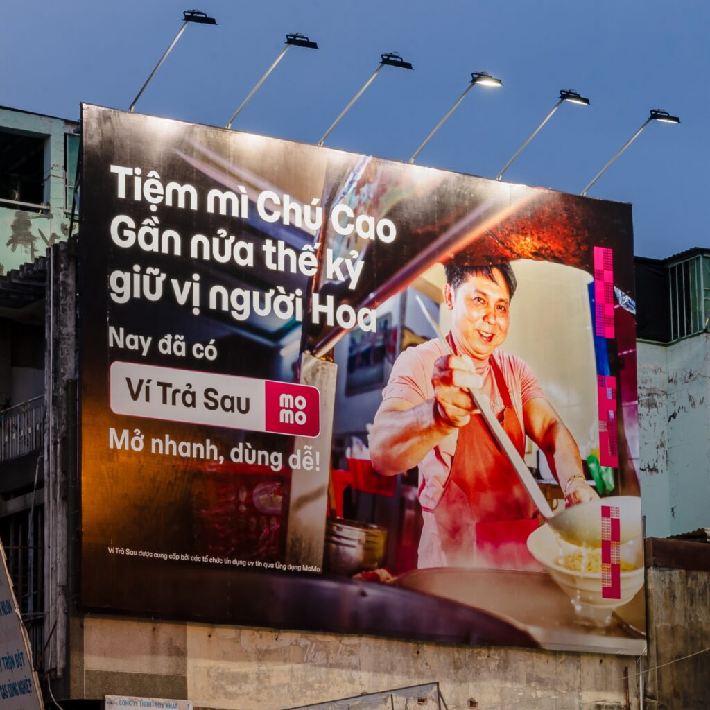 Khi quán ruột lên billboard: MoMo đang bán thanh toán hay bán niềm tự hào địa phương?
