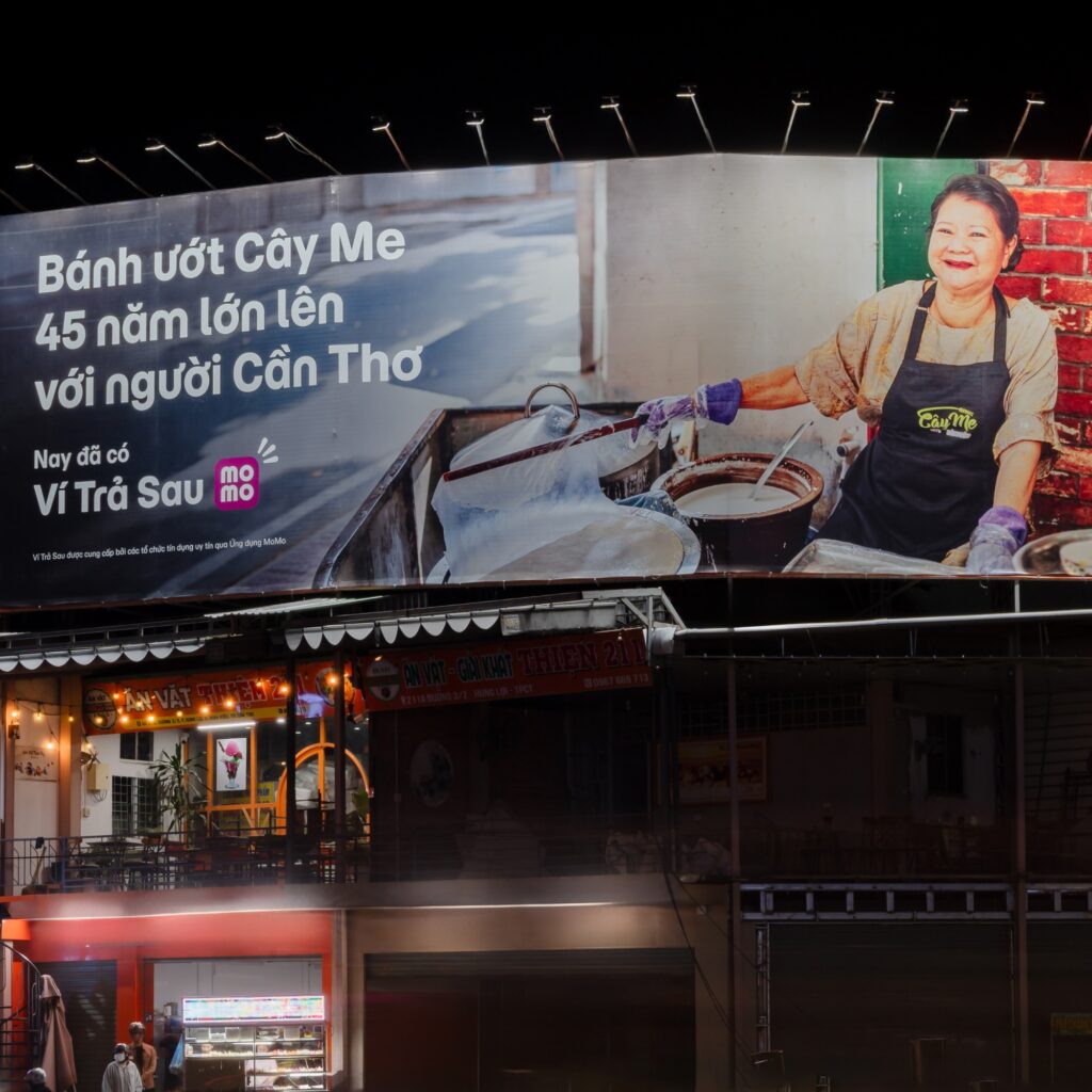 Khi quán ruột lên billboard: MoMo đang bán thanh toán hay bán niềm tự hào địa phương?